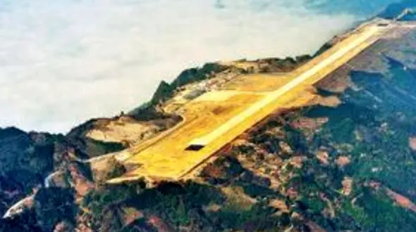 عجیب ترین فرودگاه در قله کوه + فیلم