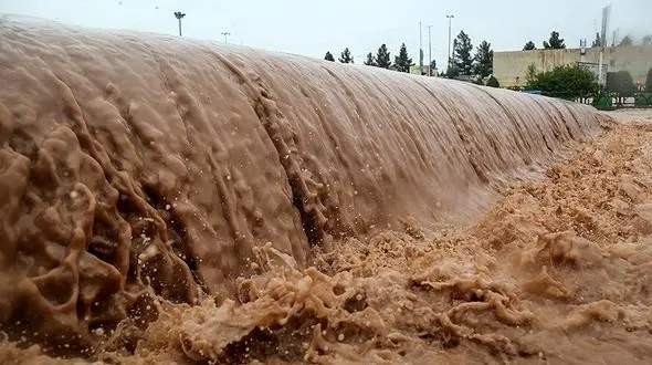 فیلم نفسگیر از لحظه نجات معجزه آسای خودرو گرفتار در سیلاب / در دلگان رخ داد