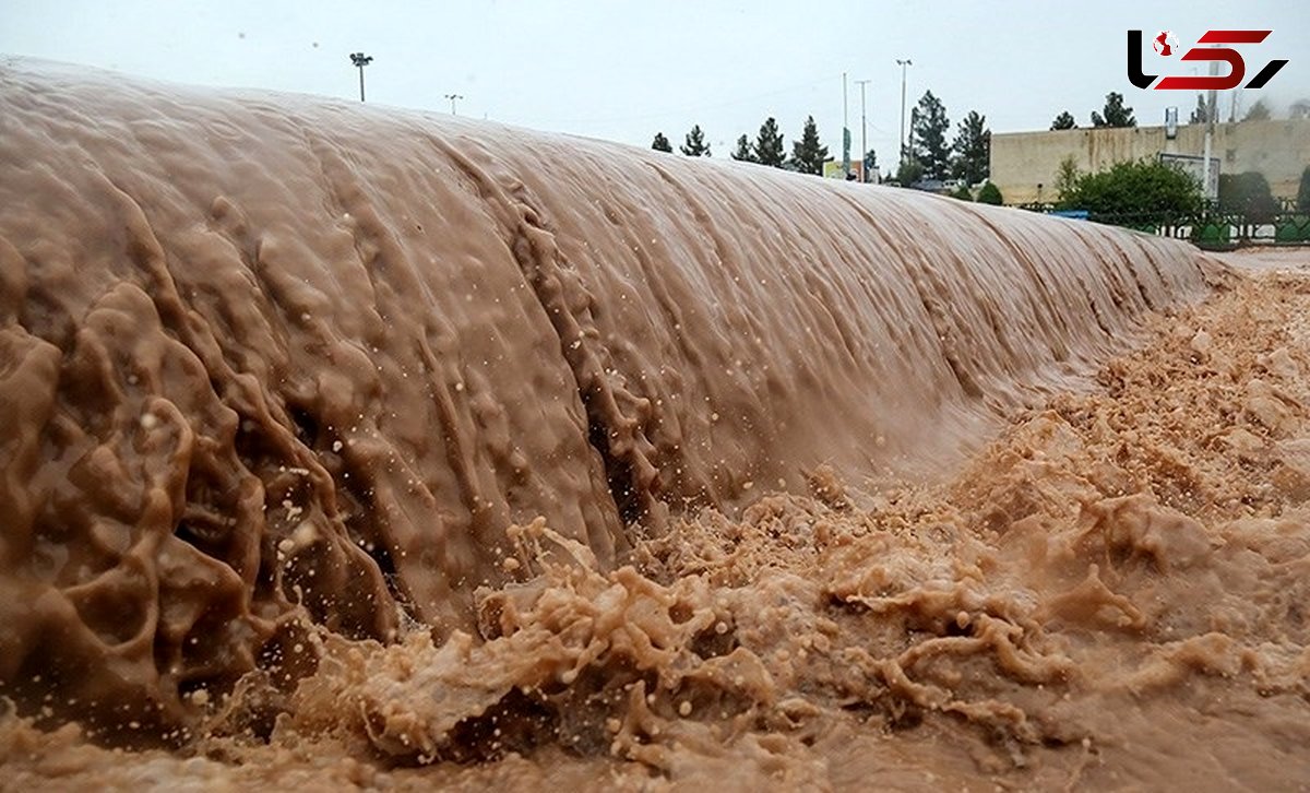 فیلم نفسگیر از لحظه نجات معجزه آسای خودرو گرفتار در سیلاب / در دلگان رخ داد