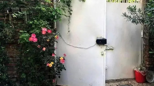 خلاقیت خنده دار و حماسه ساز  پدر ایرانی برای جا شدن ماشین در حیاط کوچک خانه اش +عکس / هنر نزد ایرانیان است و بس