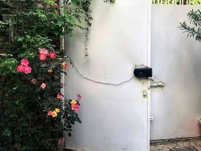 خلاقیت خنده دار و حماسه ساز  پدر ایرانی برای جا شدن ماشین در حیاط کوچک خانه اش +عکس / هنر نزد ایرانیان است و بس