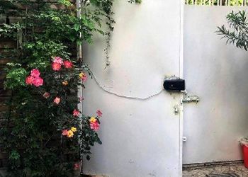 خلاقیت خنده دار و حماسه ساز  پدر ایرانی برای جا شدن ماشین در حیاط کوچک خانه اش +عکس / هنر نزد ایرانیان است و بس