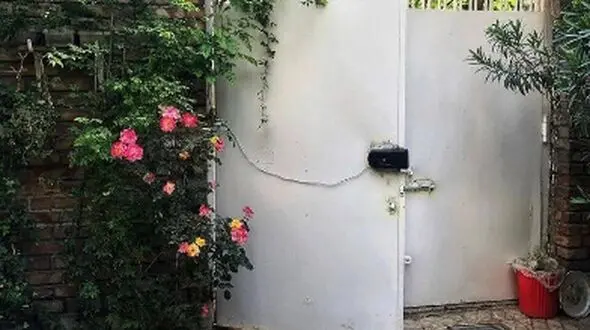 خلاقیت خنده دار و حماسه ساز  پدر ایرانی برای جا شدن ماشین در حیاط کوچک خانه اش +عکس / هنر نزد ایرانیان است و بس