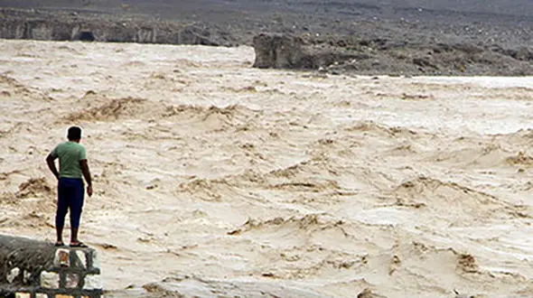 جوان 16 ساله با موتورش غرق شد