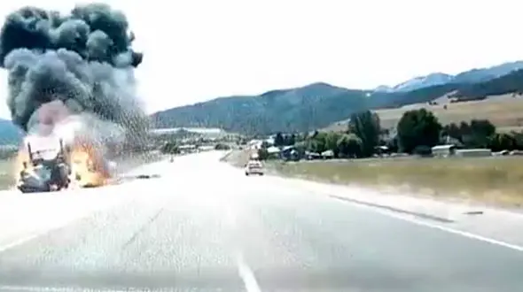 برخورد دو کامیون و وقوع انفجاری مهیب وسط  بزرگراه + فیلم و عکس