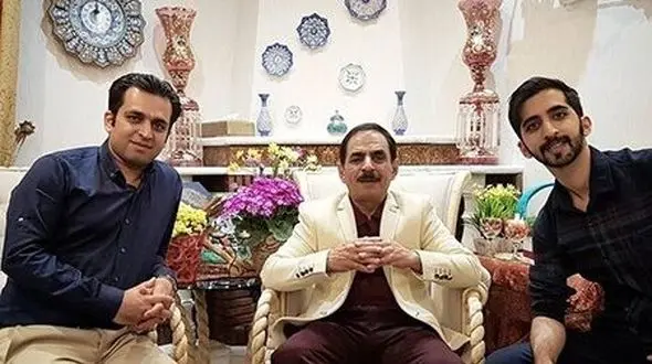 فیلم/ نگاهی به چیدمان شیک خانه‌ی آقا رشید با پرده‌ی توری، مبلمان کرم رنگ و فرش خوش طرح سرمه‌ای/ ورودی خونه‌شون چقدر شبیه کافه‌های سنتیه!