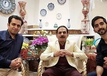 فیلم/ نگاهی به چیدمان شیک خانه‌ی آقا رشید با پرده‌ی توری، مبلمان کرم رنگ و فرش خوش طرح سرمه‌ای/ ورودی خونه‌شون چقدر شبیه کافه‌های سنتیه!