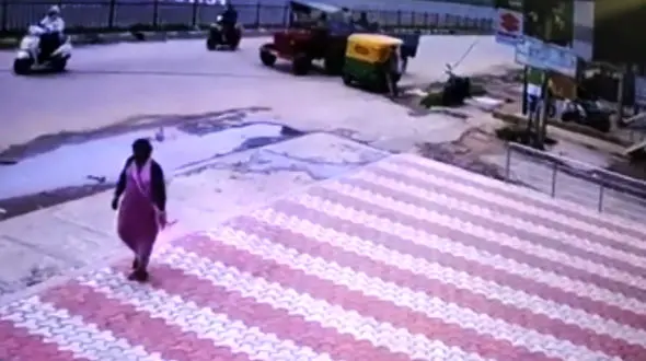 این صحنه فیلم هندی نیست واقعیت دارد! / اتفاق عجیب در یک تصادف