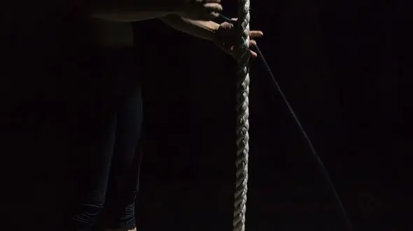 زن جوان در بیرجند خود را دار زد 