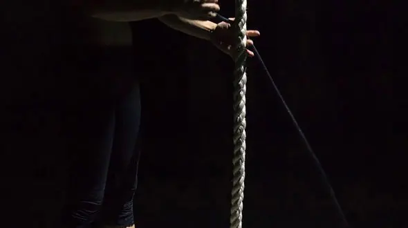 زن جوان در بیرجند خود را دار زد 