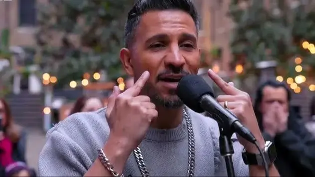 فیلم ضجه های بی امان و جگرسوز کامیار خواننده در مراسم فوت پدرش / چیدمان میز عزای باشکوه و آخرین تصویر از پدرش