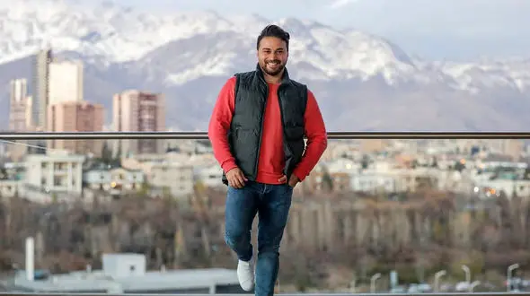 نماهنگ " من هستم " با صدای بابک جهانبخش با حضور نوید محمد زاد + فیلم 