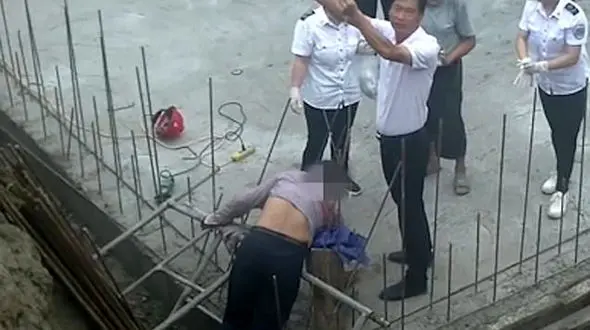 ورود دو میلگرد به بدن یک کارگر ساختمانی در سقوط وحشتناک + فیلم / چین