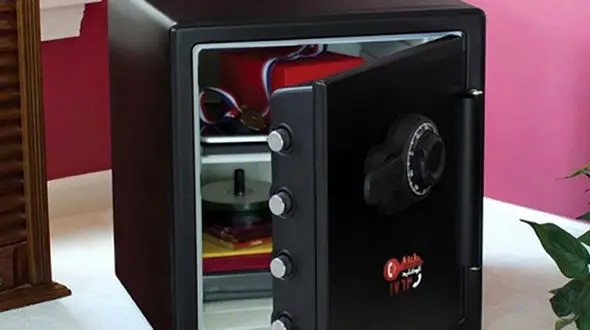 کشف یک گاوصندوق در فضای سبز اتوبان همت به ورودی آزادگان جنوب! 