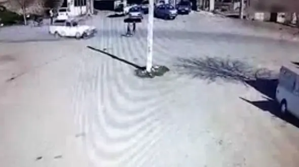 لحظه زیر گرفتن دو پسر بچه توسط پیکان وانت + فیلم