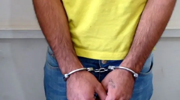 شرور خطرناک با چاقو به جوان جوان تهرانی افتاد / در محله زمزم زمینگیر شد 