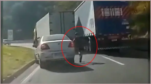 فیلم عجیب از زنده ماندن مرد دوچرخه سوار پس از تصادف با 2 کامیون / ببینید