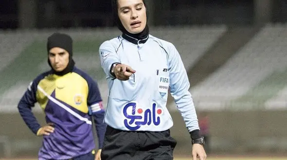 عکس روی سکوهای پرسپولیس داور دربی را تغییر داد / مهناز ذکایی از داوری دربی کنار رفت