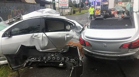 تصاویر عجیب خودرویی لوکس که در تصادف نصف شد 