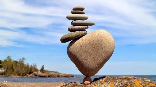 مهارت جالب در چیدن سنگ ها بر روی هم به شیوه ای ناممکن +فیلم