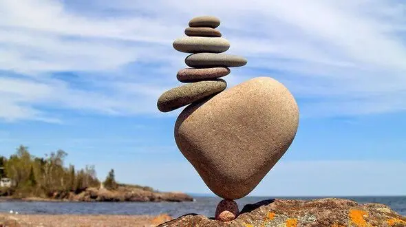 مهارت جالب در چیدن سنگ ها بر روی هم به شیوه ای ناممکن +فیلم