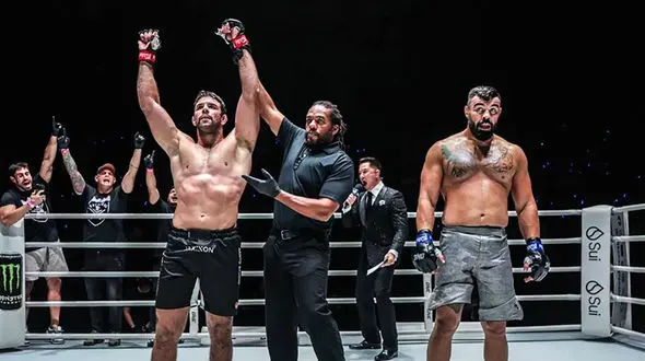 فیلم شکست امیر علی اکبری مقابل حریف برزیلی / پهلوان ایرانی از پس اسطوره برنیامد