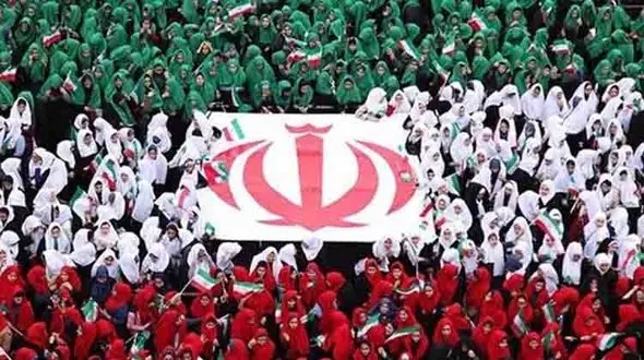 اجرای سرود 1357 نفری دانش‌آموزان در مراسم 22 بهمن