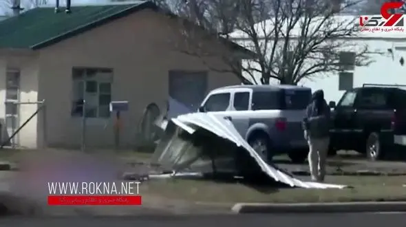 لحظه چپ کردن تریلی 18 چرخ بر اثر وزش باد شدید + فیلم