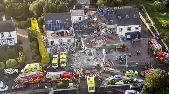  2 عکس از انفجار هولناک پمپ بنزین در ایرلند / 7 تن کشته شدند