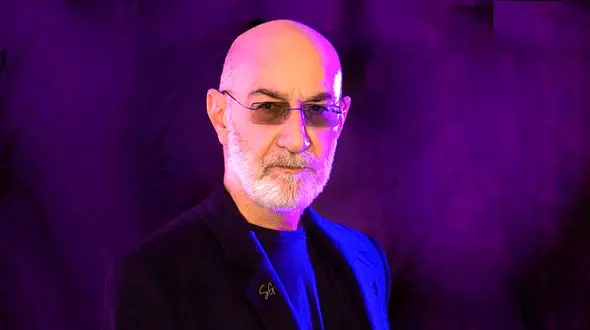 دانلود آواز عاشقانه و دلنشین سیاوش قمیشی / آهنگ یاد من باش / رفتی و خاطره های تو نشسته تو خیالم + متن