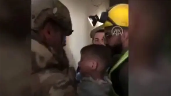 نجات معجزه‌آسای  یک خانواده 5 نفره زلزله‌زده پس از 88 ساعت