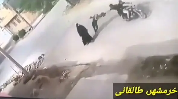 فیلم لحظه سرقت خشن از زن خرمشهری / سارقان دستگیر شدند