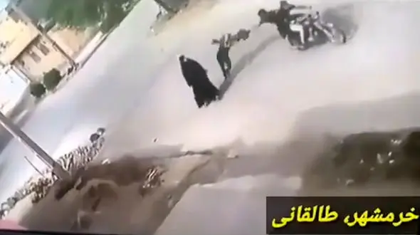 فیلم لحظه سرقت خشن از زن خرمشهری / سارقان دستگیر شدند