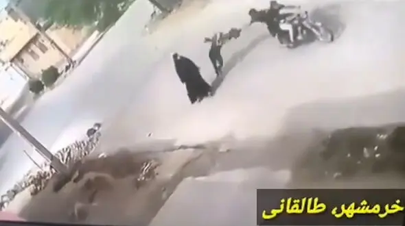 فیلم لحظه سرقت خشن از زن خرمشهری / سارقان دستگیر شدند