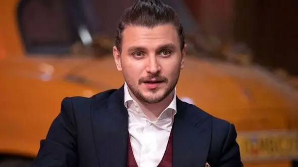 عکس‌های عصا به‌دست دارا حیایی جلب‌توجه کرد!