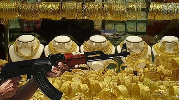ببینید / زرنگی جالب دختر فروشنده برای جلوگیری از سرقت جواهر توسط مشتری زن! + فیلم