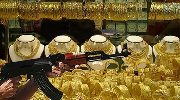 ببینید / زرنگی جالب دختر فروشنده برای جلوگیری از سرقت جواهر توسط مشتری زن! + فیلم