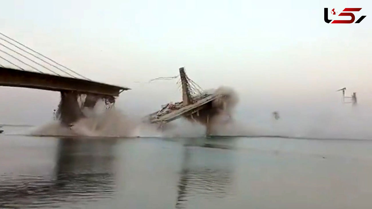 فیلم سقوط وحشتناک پل نیمه ساز به رودخانه / در مقابل چشمان مردم فرو ریخت