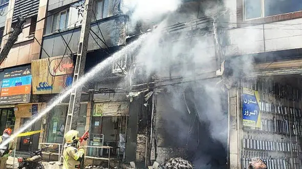 فیلم آتش سوزی بزرگ در اندرزگو تهران / دود سیاه آسمان بالای شهر تهران را گرفت