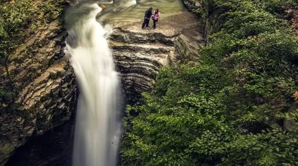 فیلم وحشتناک از نجات خواهر و برادر کم سن و سال در لب پرتگاه مرگ آبشار ویسادار / ببینید