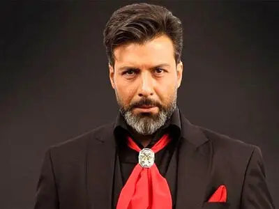 فیلم/ نگاهی به چیدمان خونه مجردی شاهانه و شیک «مجید واشقانی»/ از استخر و مبلمان مدرن تا دکوری‌های هنری و کتابخانه پر از کتاب