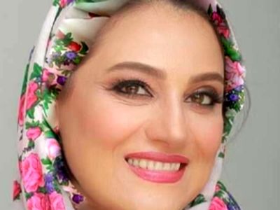فیلم / شبنم مقدمی: داشتم به مژده لواسانی اورد میدادم که امام رضا (ع) هوامو داره، دیدم کفشامو بردن!  /  با دمپایی آبی از حرم رفتم تا هتل!