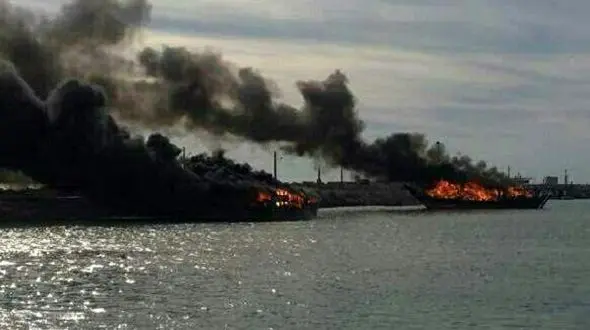 فوری / آتش سوزی 2 لنج در اسکله عامری / اعزام شناور آتش خوار از بوشهر + فیلم و عکس