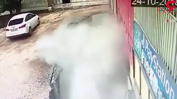 فیلم لحظه بلعیده شدن دو زن  در خیابان + تصویر