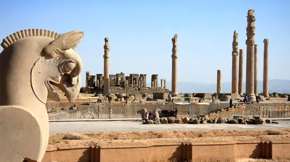 بررسی یادگاری های نوشته شده بر روی آثار تخت جمشید