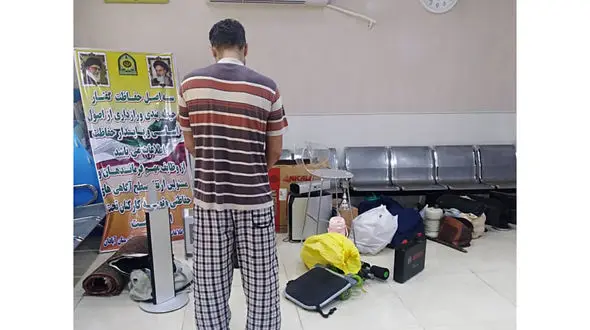 دستگیری سارق خانه در آبادان / او اعتراف کرد + عکس