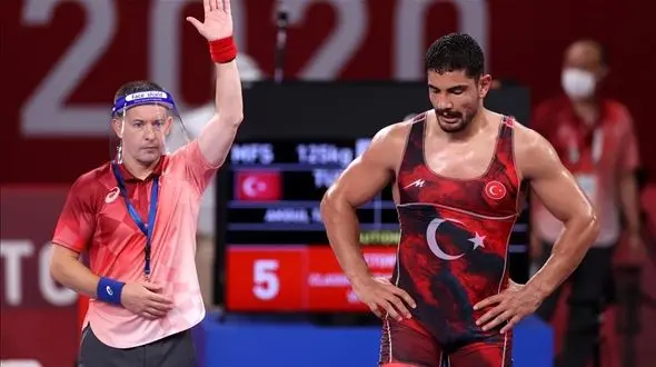 آکگول: جواب حرکت زارع را دادم تا احترام یاد بگیرد