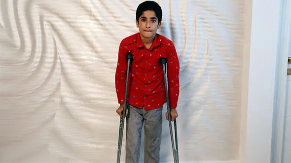 پاسخ در برابر پاسخ /  واقعیت ماجرای فلج شدن دانش آموز رودباری با لگد معلم چیست؟!+ فیلم