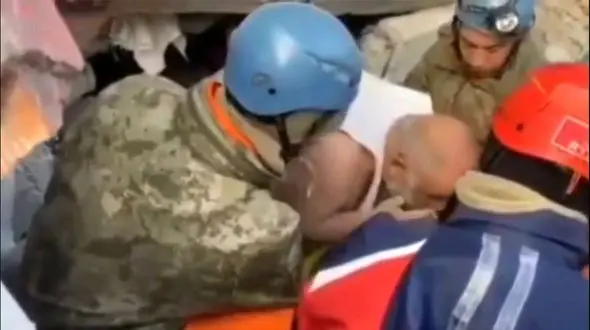 فیلم نجات خونسردترین زلزله زده ترکیه از زیر آوار / سیگارش را بیخیال نمی شود / شوکه می شوید