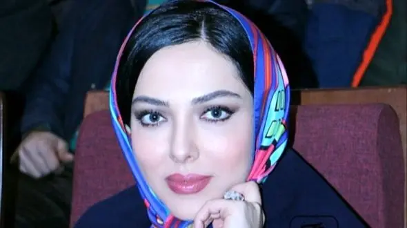 تفریحات پولداری لیلا اوتادی در جزیره کیش در حال چتربازی بر فراز دریای همیشه خلیخ فارس